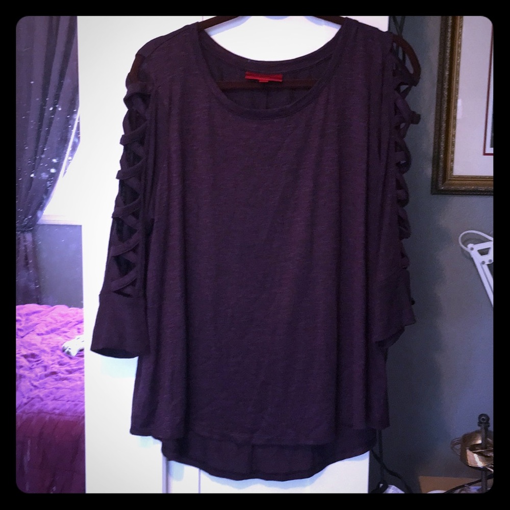 Detailed sleeve shirt